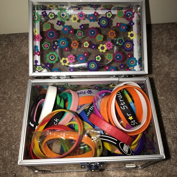 Bracelets - Picture 1 of 3
